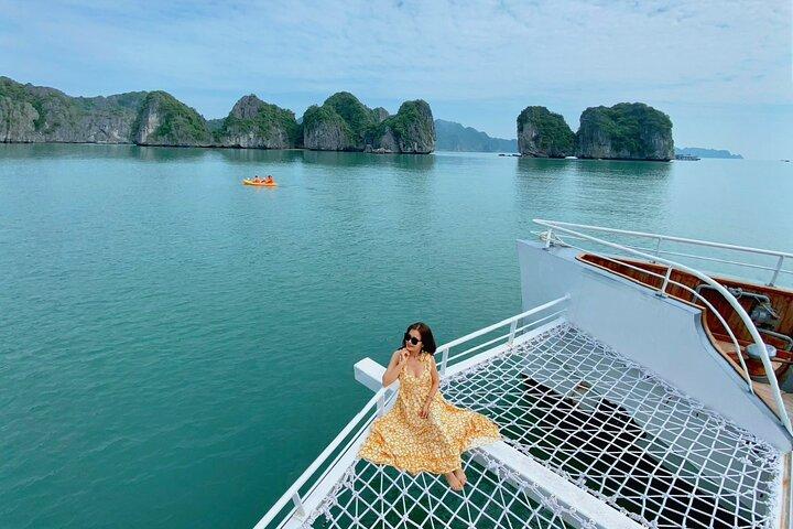 Exklusive Ha Long & Lan Ha Bay Katamaran Kreuzfahrt ab Hanoi