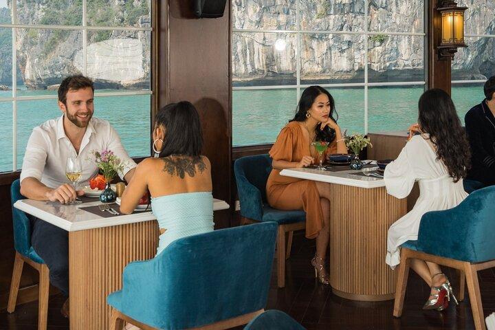 Exklusive Ha Long & Lan Ha Bay Katamaran Kreuzfahrt ab Hanoi