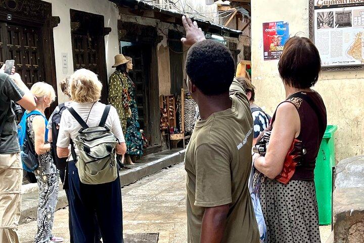 Passeio a pé pela cidade de pedra