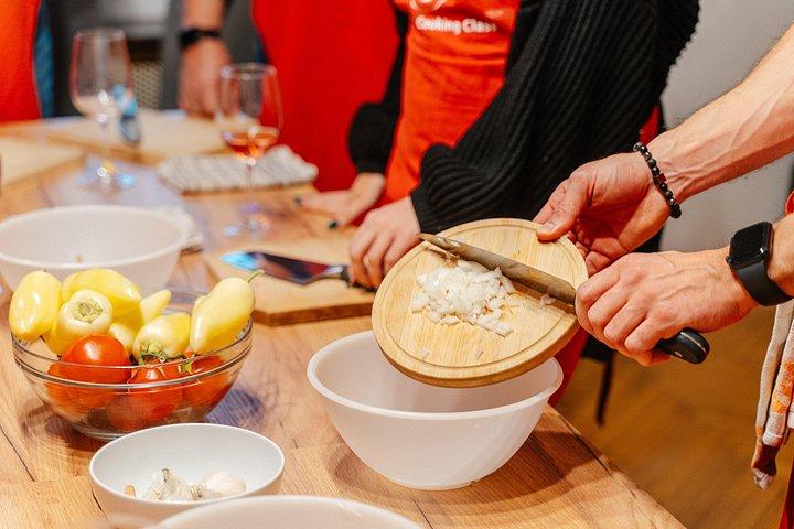 ブダペスト:地元の家庭での居心地の良い伝統料理教室とワイン