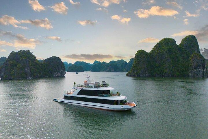 Cat Ba : Luxe cruise bij zonsondergang door de schoonheid van Lan Ha Bay