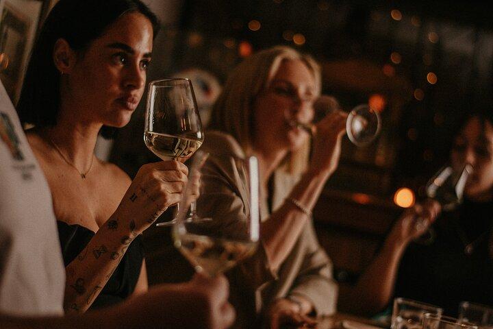 Degustação de comida e vinho no Centro da Cidade de Budapeste com Sommelier