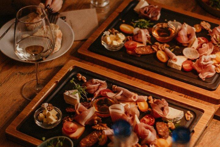 Degustação de comida e vinho no Centro da Cidade de Budapeste com Sommelier