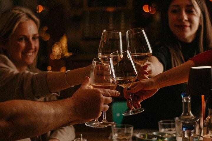 Degustação de comida e vinho no Centro da Cidade de Budapeste com Sommelier