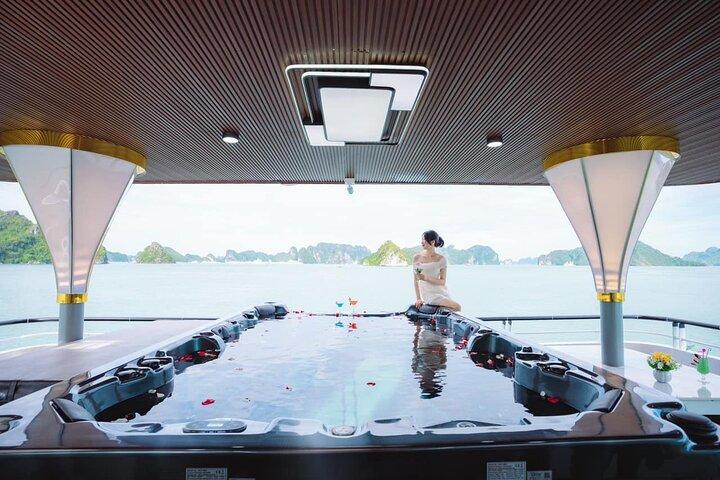 ハノイ発豪華5つ星ハロン湾日帰りツアー（リムジン付き）