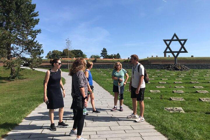 Concentratiekamp Terezin vanuit Praag met Holocausthistoricus