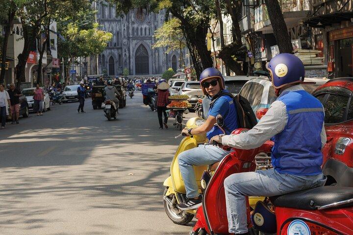Tour in Vespa di mezza giornata: storia, divertimento e cibo di strada