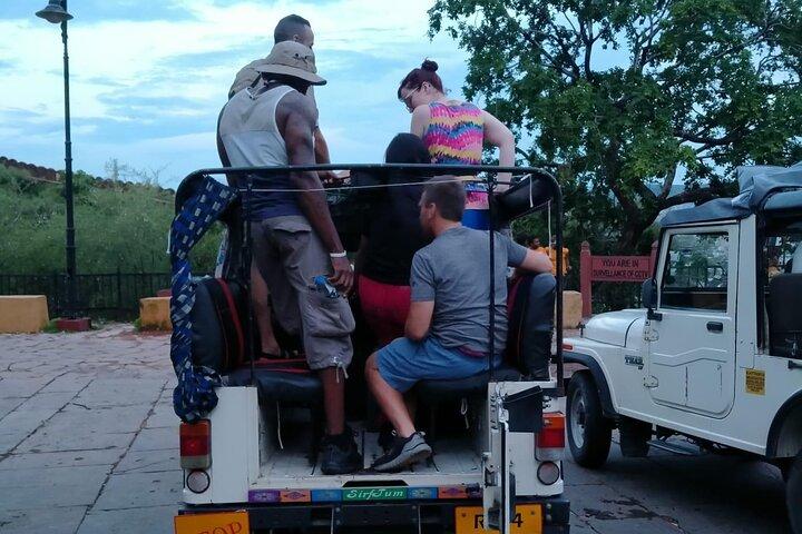 Nattsafari i Jaipur på en öppen jeep