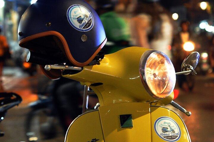 Hanoi After Dark Vespa Tour Mezza giornata : Street Foods & Night Vibes