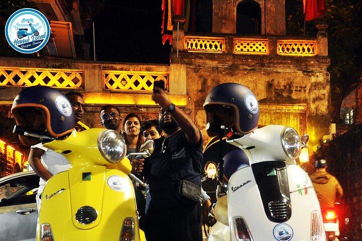 Hanoi After Dark Vespa Tour Mezza giornata : Street Foods & Night Vibes
