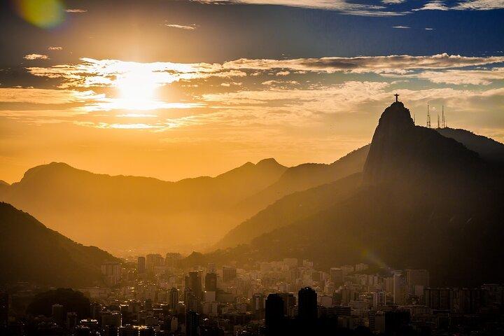 Tour privado en helicóptero de 30 minutos en Río de Janeiro para 3 personas