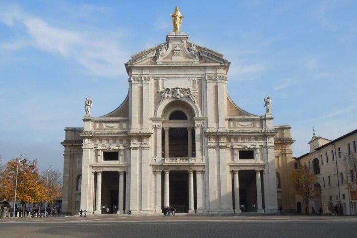 ローマ発プライベート日帰り旅行：アッシジ、オルヴィエート、カルロ・アクティス