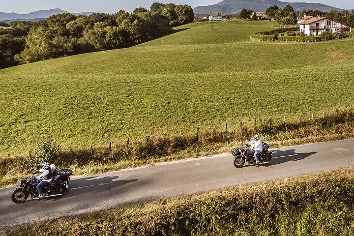 Scoprire i Paesi Baschi in sidecar con un autista privato