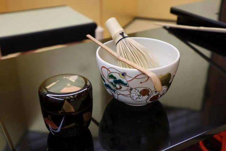 Danza Maiko e cerimonia del tè su un palco Noh a Kyoto