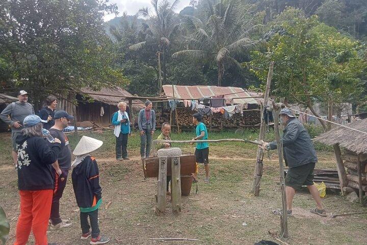 Meia-dia de Cataratas de Kuang Si e Vila Hmong