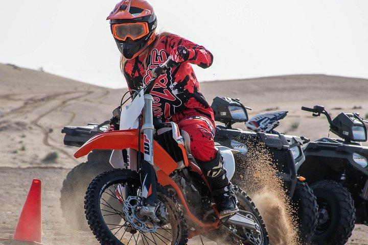 ドバイで大人の砂漠バイクトレーニング