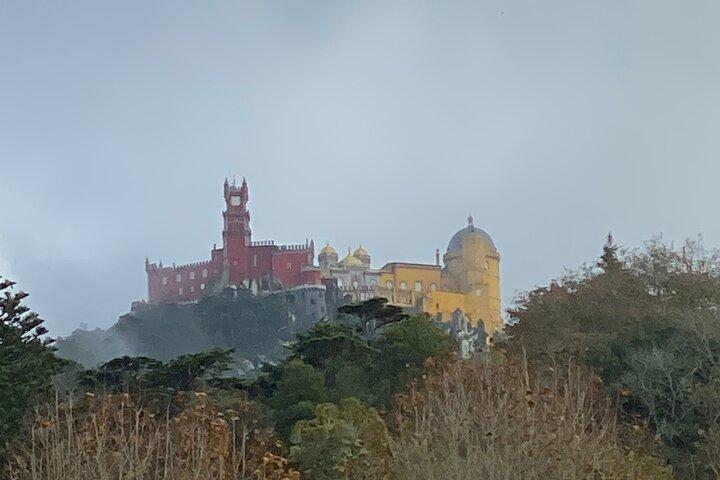 地元のシントラとカスカイスのプライベートツアー