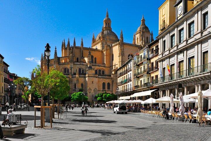 Segovia und Ávila Tagesausflug von Madrid mit Alcázar und Mittagessen