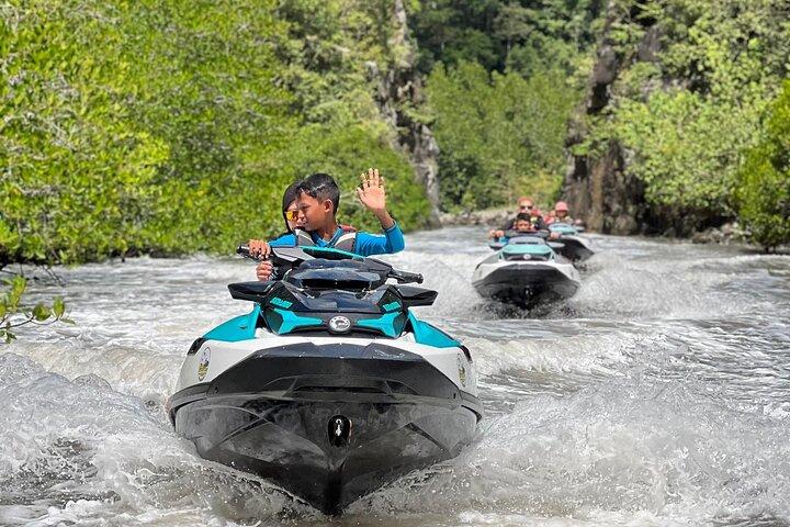 Jetski durch Langkawis atemberaubende Mangrove Andamanensee