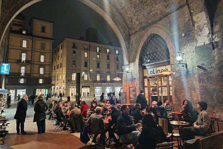 Bologna om natten nyde gennem byen