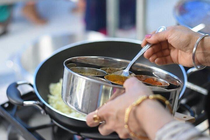 昼食・夕食と地元家族でのお料理教室（3～4時間）