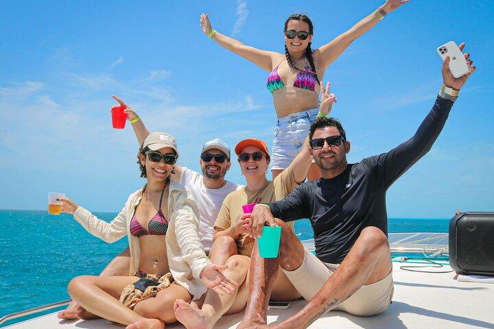 Cancún : Catamarano privato con possibilità di Open Bar e Snorkeling