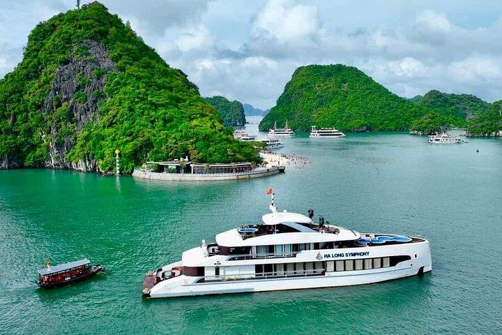 Hanoi till Ha Long Bay: Symfonikryssning med buss, buffé och jacuzzi