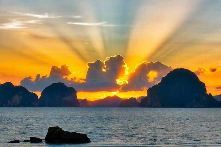 Tour al atardecer por las islas Phi Phi con buceo y almuerzo