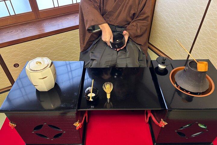 Kyoto : Teezeremonie in 150 Jahren Stadthaus mit Tischen und Stühlen