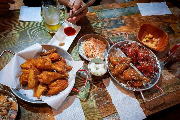 Seul: Tour noturno de frango e cerveja coreano com gemas escondidas locais