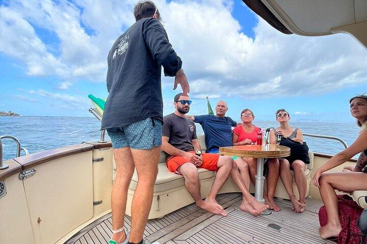 Private 2 - Tour de barco de uma hora ao longo da costa de Sorrento com limoncello