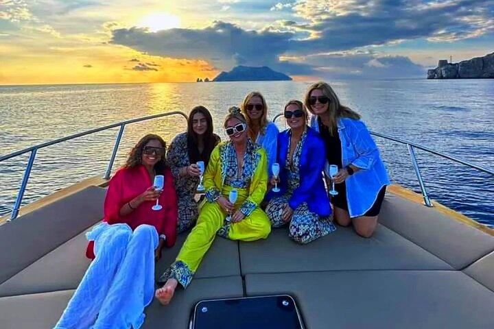 Private 2 - Tour de barco de uma hora ao longo da costa de Sorrento com limoncello