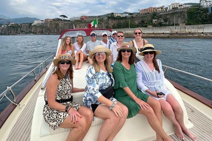 Private 2 - Tour de barco de uma hora ao longo da costa de Sorrento com limoncello