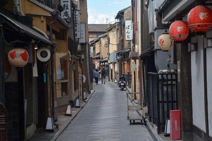 料理と舞妓ショーで巡る京都祇園ツアー（オプションでプライベート）
