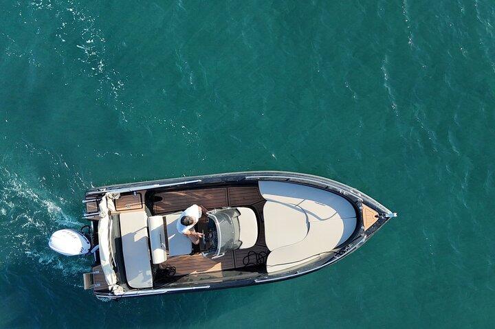サントリーニ島のボート レンタル: ライセンス無料、1 日または半日のオプション