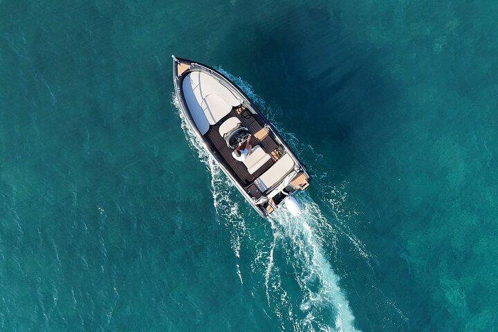 サントリーニ島のボート レンタル: ライセンス無料、1 日または半日のオプション