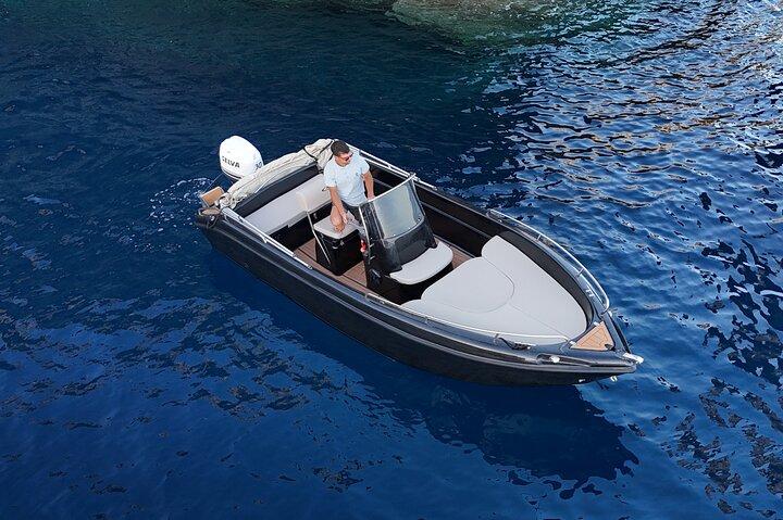 Alquiler de barcos en Santorini: licencia gratuita y opciones de día completo o medio día