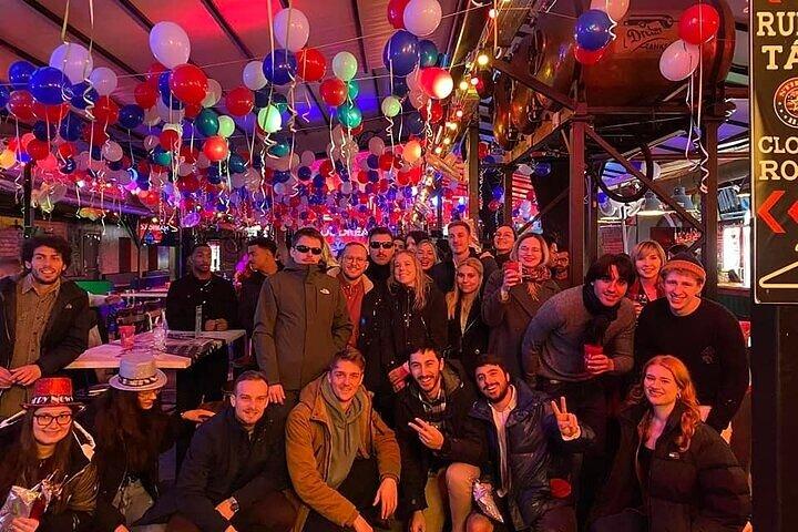Allt du kan dricka Pub Crawl genom ruinerna i Budapest