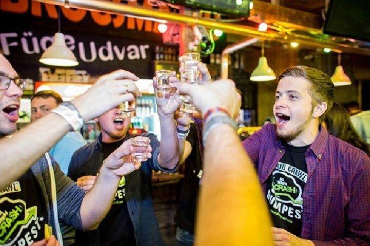 Allt du kan dricka Pub Crawl genom ruinerna i Budapest