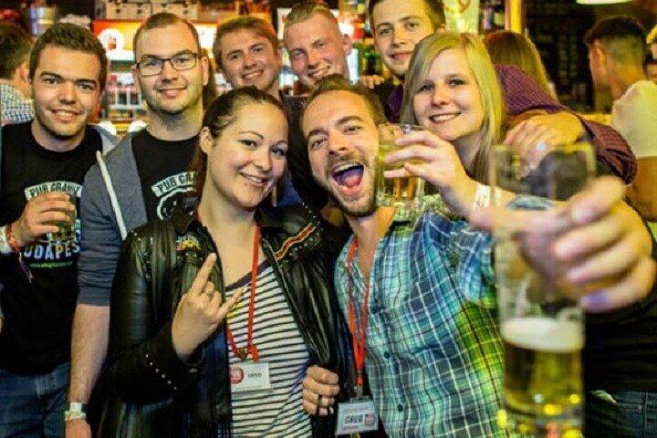 Allt du kan dricka Pub Crawl genom ruinerna i Budapest