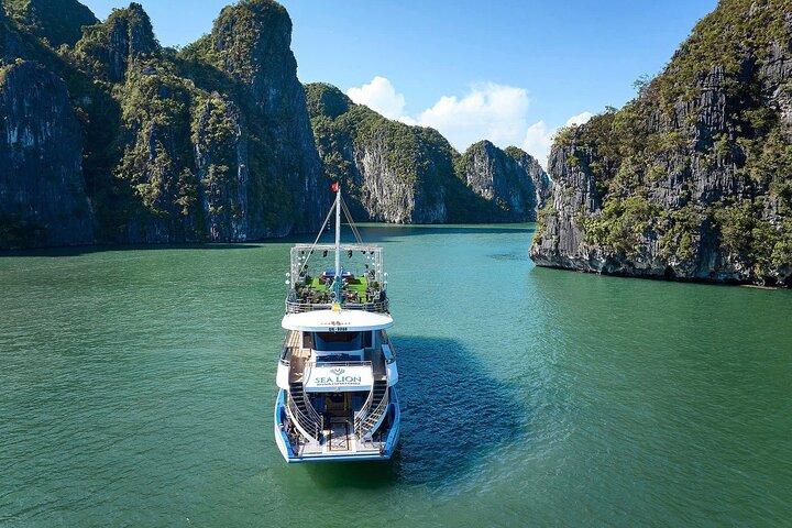 Ha Long Bay Scenic Cruise – Kajakken, Cave Discovery & Jacuzzi