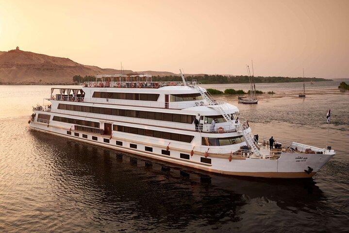Crociera di 4 giorni sul Nilo da Assuan a Luxor Abu Simbel e mongolfiera gratuiti