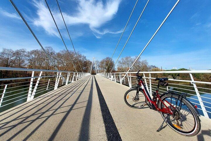 トゥールーズのパノラマ 電動自転車とケーブル カー