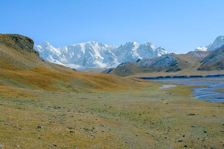 Escursione a cavallo al lago Kel Suu