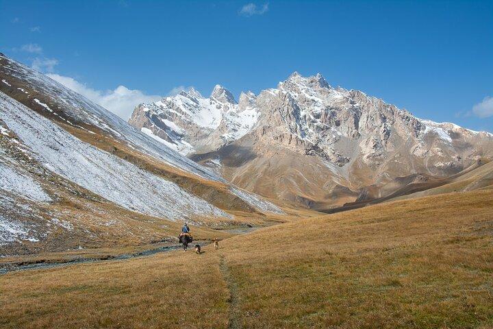 Escursione a cavallo al lago Kel Suu