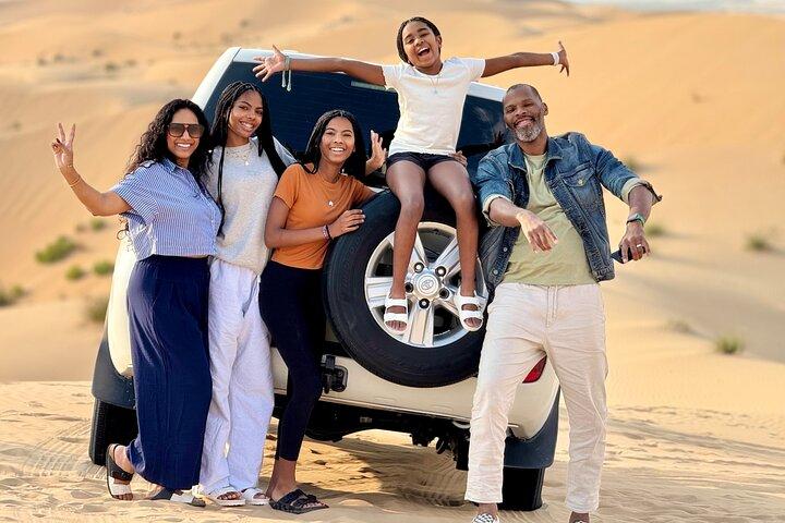 Abu Dhabi woestijnsafari met live shows & BBQ-buffetdiner