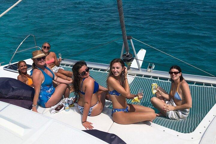 Tour del Noah's Ark Beach Club su un catamarano privato