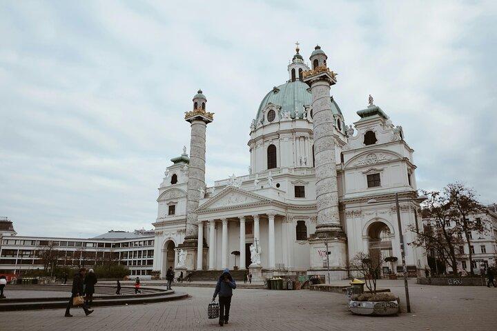 Photoshoot professionnel de beauté baroque à la Karlskirche Vienna