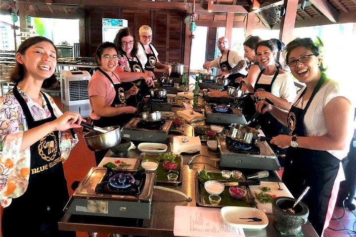 Escuela de cocina Sathorn Bangkok de elefante azul con guía Michelin