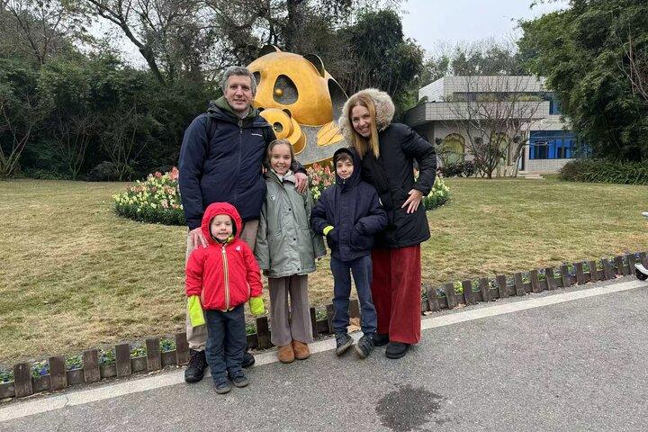 Tour privato di mezza giornata alla base di Chengdu Panda (volontario opzionale)
